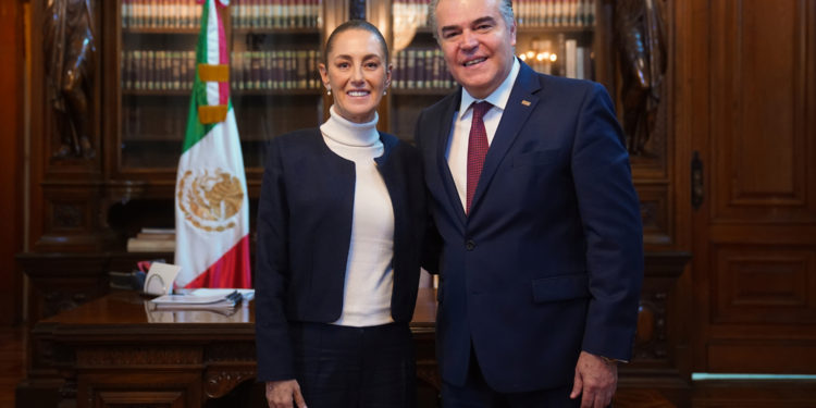 Claudia Sheimbaun se reúne con el líder del CCE, Francisco Cervantes para dialogar las próximas inversiones en el país