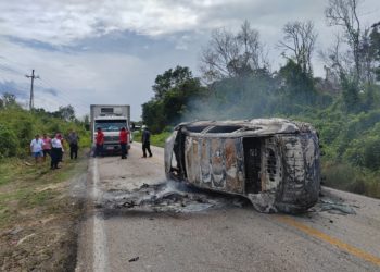 Incendio consume un automóvil en el tramo carretero José María Morelos-Polyuc