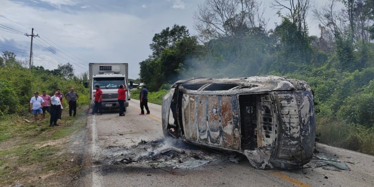 Incendio consume un automóvil en el tramo carretero José María Morelos-Polyuc