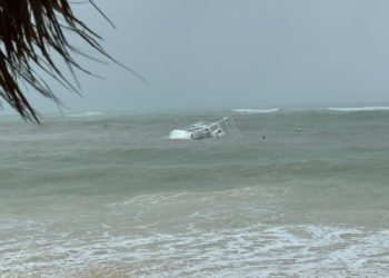 Una embarcación se hunde tras intenso oleaje en Solidaridad