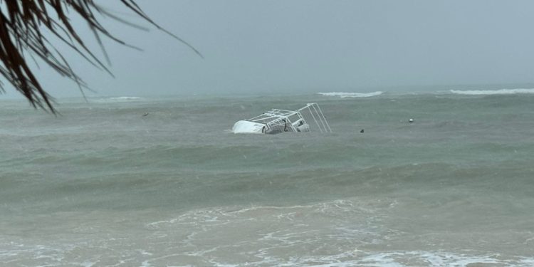 Una embarcación se hunde tras intenso oleaje en Solidaridad