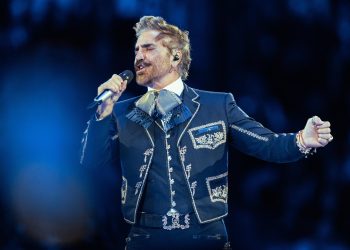 Alejandro Fernández le rinde homenaje concierto a su padre Vicente Fernández