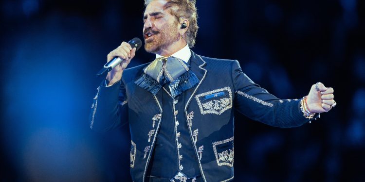 Alejandro Fernández le rinde homenaje concierto a su padre Vicente Fernández