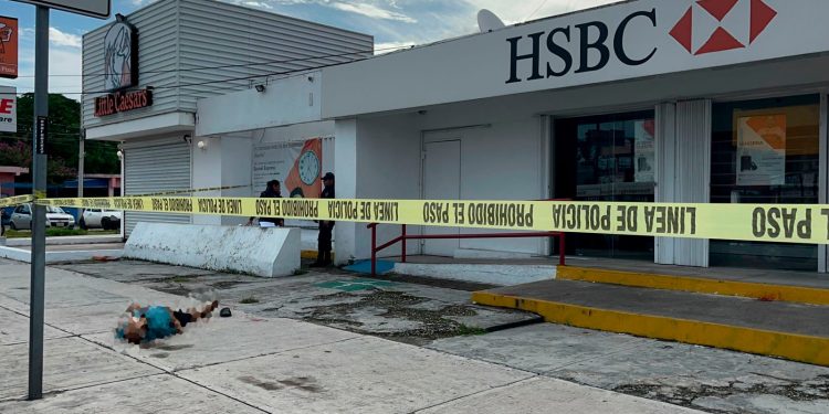 Asesinan a un hombre de la tercera edad al salir de un banco en Cancún