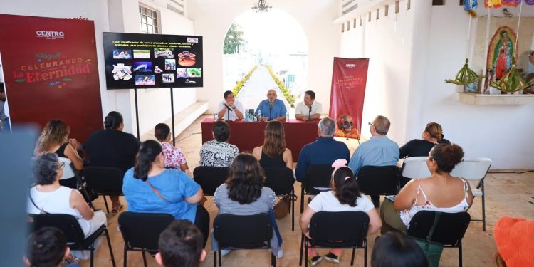 Atestigua Yolanda Osuna presentación de libro sobre el Panteón Central y un recorrido histórico
