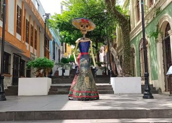 Instalan Catrinas Monumentales en el Barrio Mágico de Villahermosa por el Día de Muertos