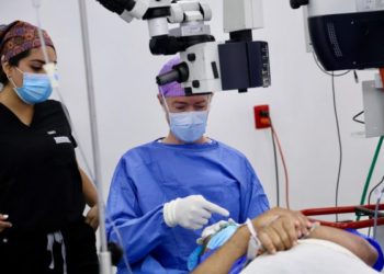 A mitad de la jornada de cirugías de cataratas cerca de 200 quintanarroenses han recuperado su visión