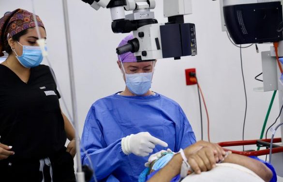 A mitad de la jornada de cirugías de cataratas cerca de 200 quintanarroenses han recuperado su visión