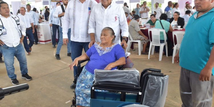 Chontales de la villa Benito Juárez reciben servicios del gobierno de territorio de Javier May Rodríguez