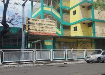 Padres de familia denuncian uso irregular de espacios en la Escuela Secundaria Técnica No. 1