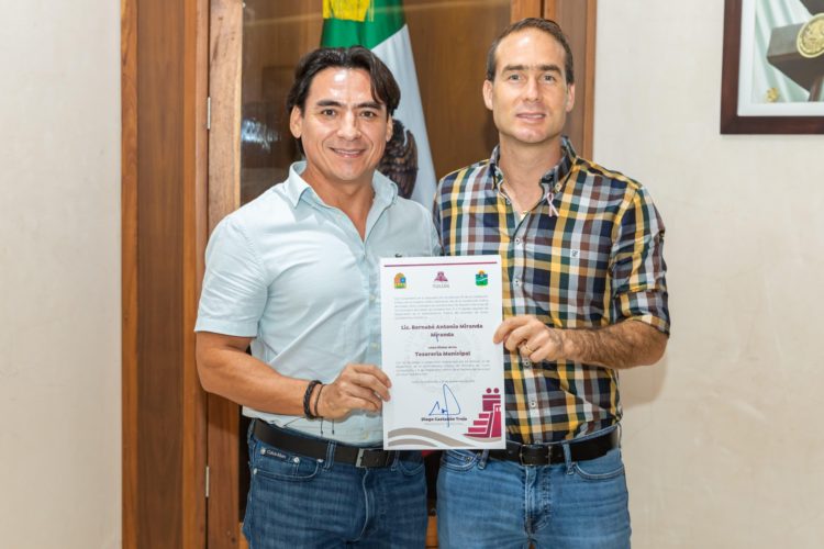 Diego Castañón Trejo presidente Municipal de Tulum entrega nombramientos a directores generales y directores de áreas