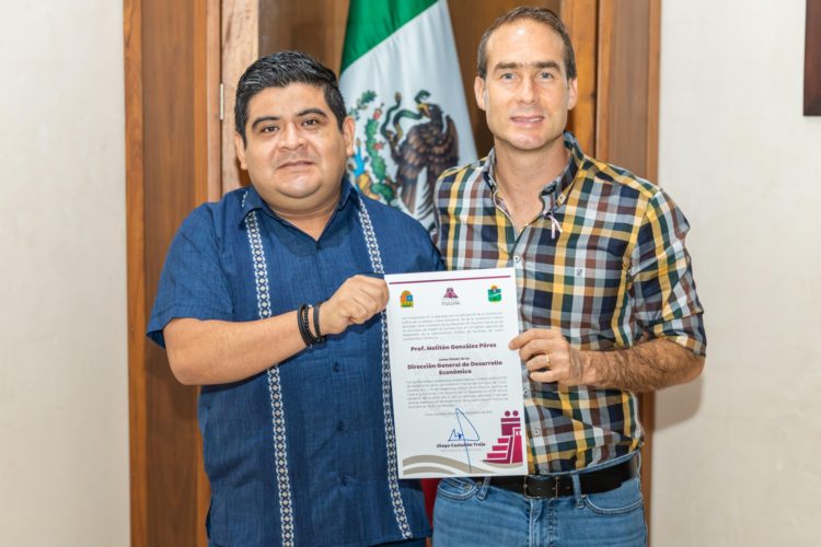 Diego Castañón Trejo presidente Municipal de Tulum entrega nombramientos a directores generales y directores de áreas