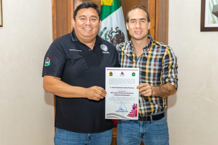 Diego Castañón Trejo presidente Municipal de Tulum entrega nombramientos a directores generales y directores de áreas