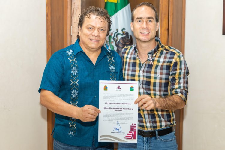 Diego Castañón Trejo presidente Municipal de Tulum entrega nombramientos a directores generales y directores de áreas