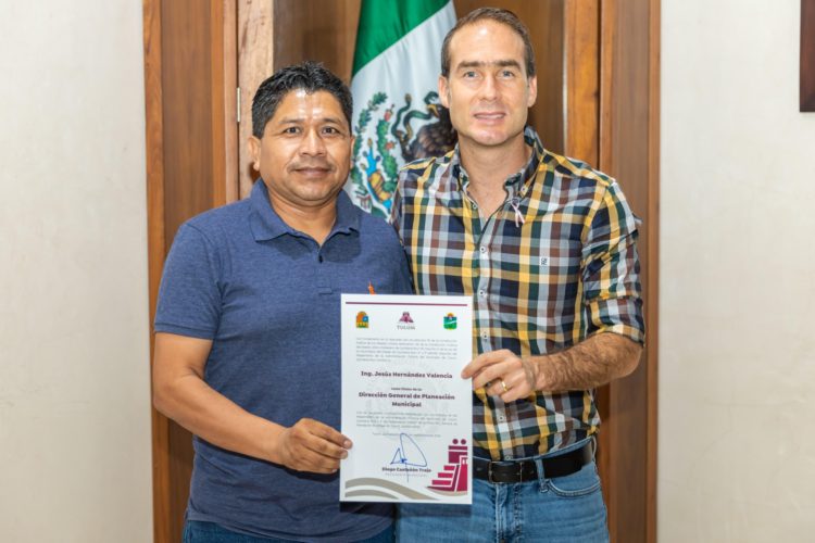 Diego Castañón Trejo presidente Municipal de Tulum entrega nombramientos a directores generales y directores de áreas