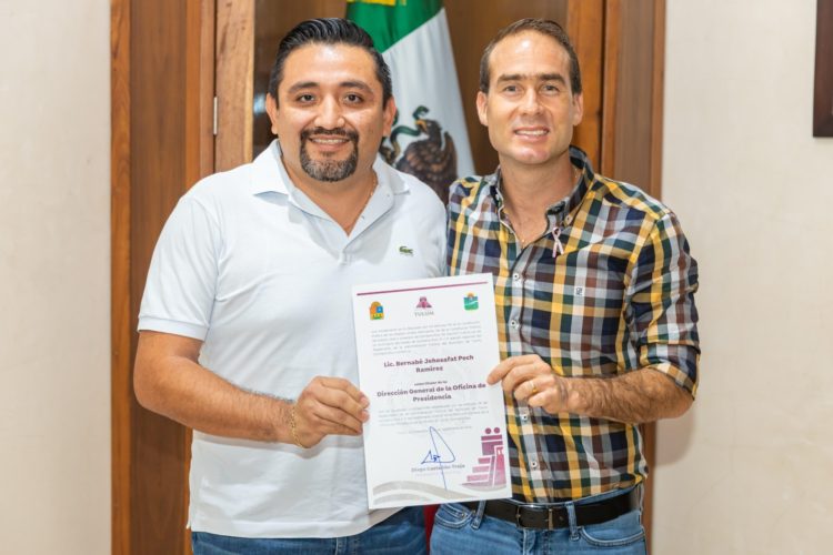 Diego Castañón Trejo presidente Municipal de Tulum entrega nombramientos a directores generales y directores de áreas
