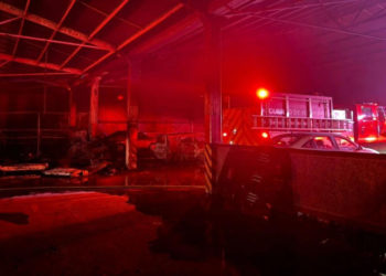 Incendio en taller automotriz en la carretera Villahermosa-La Isla moviliza cuerpos de emergencia