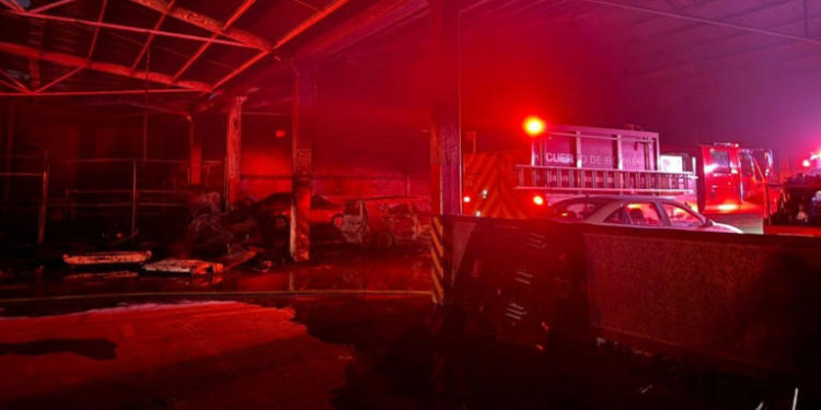 Incendio en taller automotriz en la carretera Villahermosa-La Isla moviliza cuerpos de emergencia