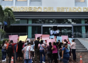 Extrabajadores de Nacajuca protestan frente al Congreso de Tabasco pidiendo restitución