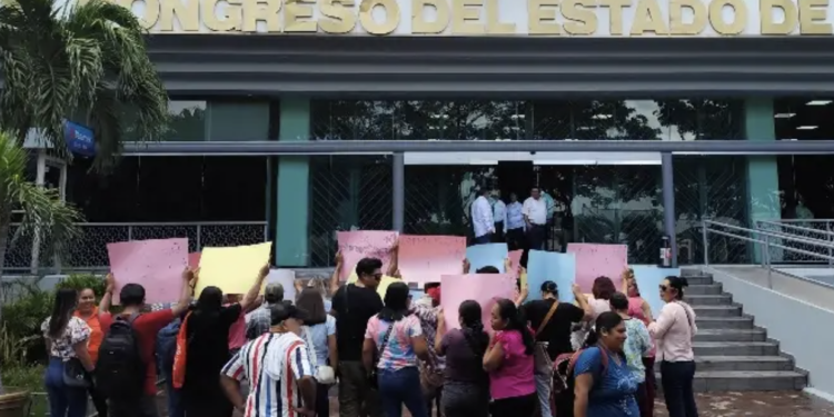 Extrabajadores de Nacajuca protestan frente al Congreso de Tabasco pidiendo restitución