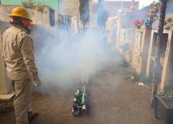 Panteones de Centro fumigados para prevenir el dengue durante el Día de Muertos