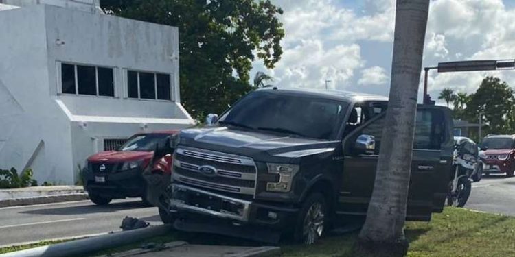 Joaquín Hendricks, exgobernador de Quintana Roo protagoniza accidente en la Zona Hotelera de Cancún
