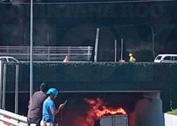 Incendio consume un camión en el Distribuidor vial de Cancún