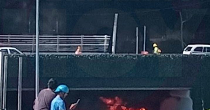 Incendio consume un camión en el Distribuidor vial de Cancún