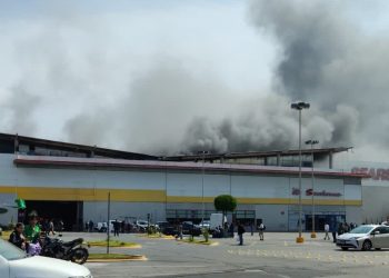 Siniestro consume Plaza Las Américas en Edomex