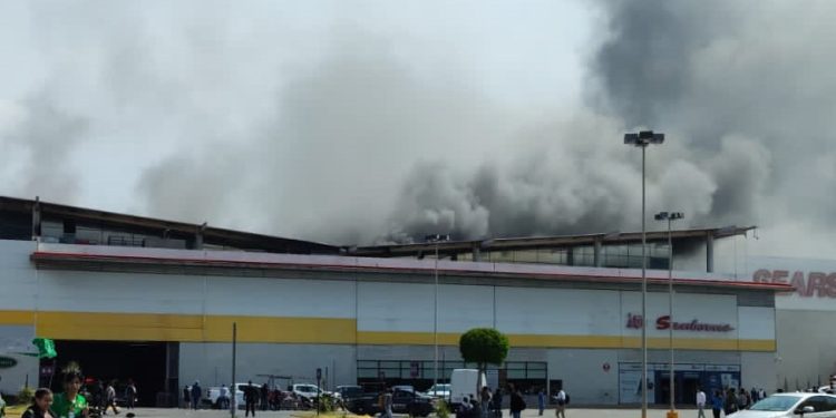 Siniestro consume Plaza Las Américas en Edomex