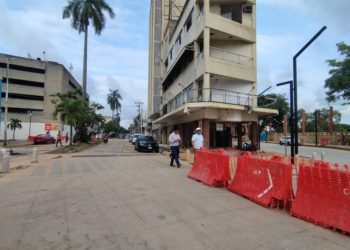 Automovilistas abren por la fuerza el cruce de Malecón y Paseo Tabasco en Villahermosa