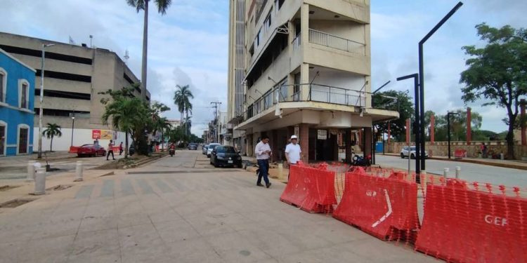 Automovilistas abren por la fuerza el cruce de Malecón y Paseo Tabasco en Villahermosa