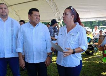 May anuncia construcción de red de agua potable en San Carlos, Macuspana