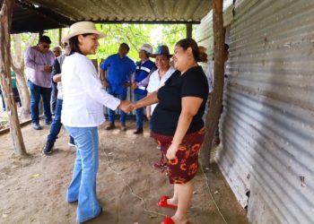 Da inicio Yolanda Osuna a la construcción de pisos firmes en Acachapan y Colmena