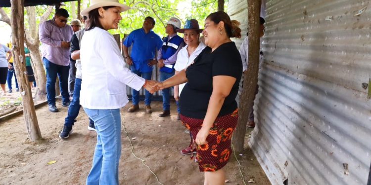 Da inicio Yolanda Osuna a la construcción de pisos firmes en Acachapan y Colmena