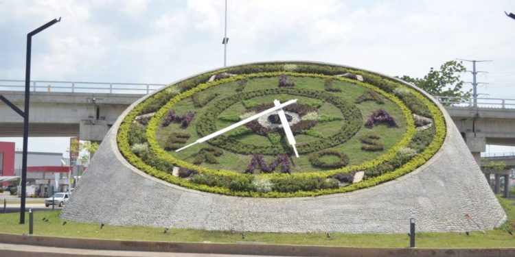 Reloj Floral comienza a marcar la hora en su nueva ubicación en Guayabal