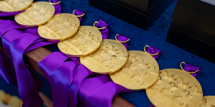 Selena Quintanilla es galornada con la Medalla Nacional de las Artes