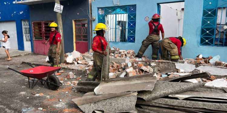 Colapsa techo de vivienda en Atasta; no se reportan lesionados