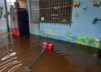 Familias de Anacleto Canabal, en Centro, llevan 10 días entre el agua por obstrucción de drenaje