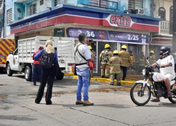 Incendio en tienda de conveniencia en Paseo de la Sierra por cortocircuito