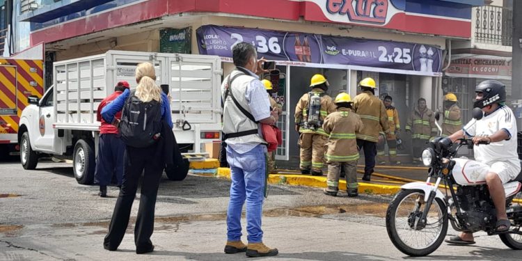 Incendio en tienda de conveniencia en Paseo de la Sierra por cortocircuito