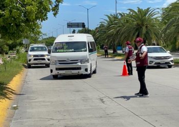 IMOVEQROO cancelará licencia de conducir a chofer de combi que arrolló a motociclistas en Cancún