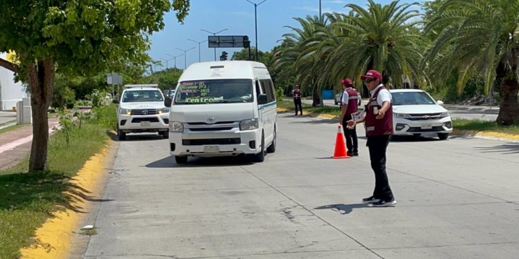 IMOVEQROO cancelará licencia de conducir a chofer de combi que arrolló a motociclistas en Cancún
