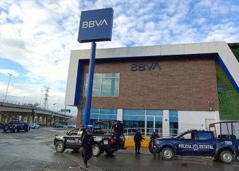 Balean a policía fuera de sucursal bancaria en Guayabal