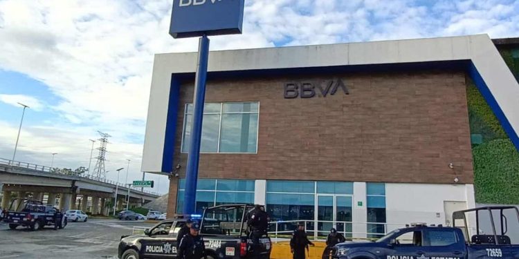 Balean a policía fuera de sucursal bancaria en Guayabal