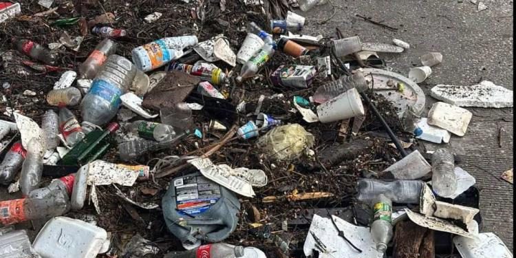 Ayuntamiento de Centro exhibe basura acumulada en alcantarillas tras fuertes lluvias