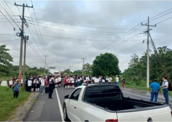 Vecinos del Poblado C-34 bloquean carretera Cárdenas-Coatzacoalcos por 8 horas en demanda de reparación de calles