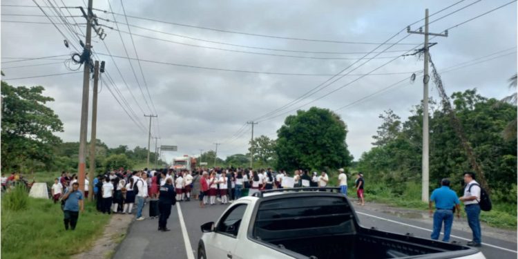 Vecinos del Poblado C-34 bloquean carretera Cárdenas-Coatzacoalcos por 8 horas en demanda de reparación de calles