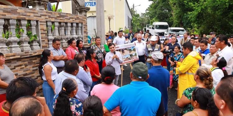 Entrega Centro nuevas vialidades pavimentadas en zona Yokot´an
