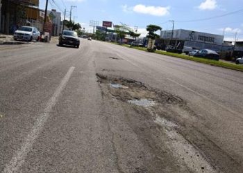Ciudadanos denuncian baches y hundimientos en vialidades de Centro